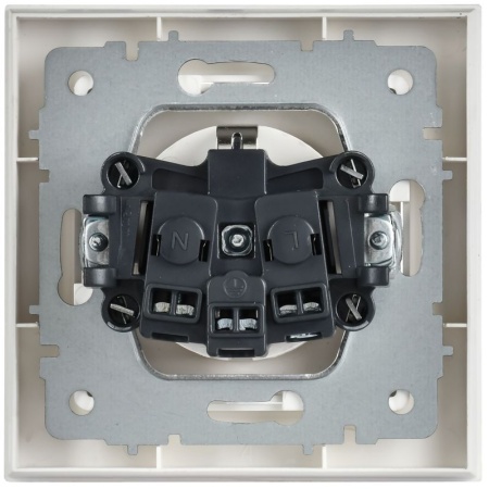 Розетка BRITE РСР14-1-0-БрАБ 16А в сборе с заземл. защ. шторки арктич. бел. IEK BR-R14-16-K91-F