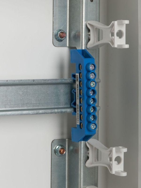 Шина нулевая в комб. DIN-изол. "Стойка" ШНИ-8х12-8-КС-С IEK YNN10-812-8DP-K07