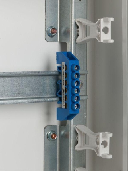 Шина нулевая в комб. DIN-изол. "Стойка" ШНИ-8х12-6-КС-С IEK YNN10-812-6DP-K07