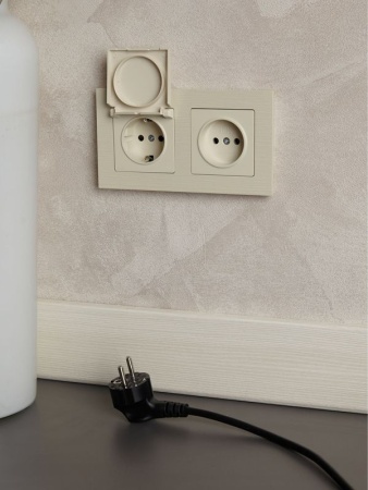 Розетка BRITE РС10-1-0-БрКр 10А без заземл. без защ. шторок механизм беж. IEK BR-R10-10-K10