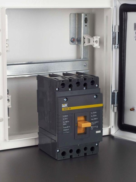 Выключатель автоматический 3п 250А 35кА ВА 88-35 KARAT IEK SVA30-3-0250