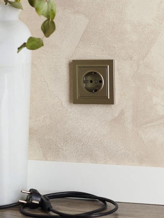 Розетка BRITE РС14-1-0-БрШ 16А с заземл. защ. шторки механизм шампань IEK BR-R14-16-K37