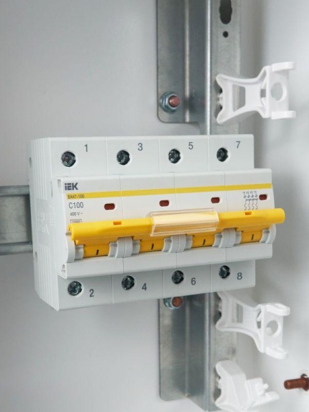 Выключатель автоматический модульный 4п C 100А 10кА ВА47-100 KARAT IEK MVA40-4-100-C