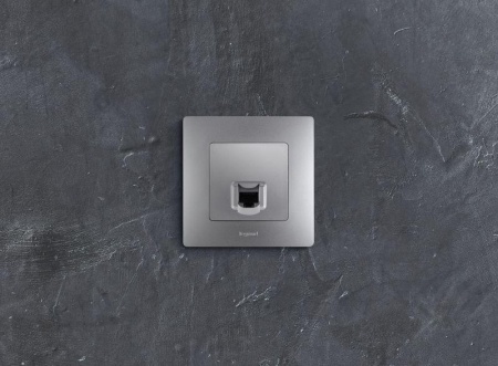 Розетка компьютерная 1-м СП Etika RJ45 кат.5E UTP механизм алюм. IEK 672441