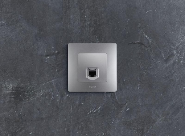 Розетка компьютерная 1-м СП Etika RJ45 кат.5E UTP механизм алюм. IEK 672441