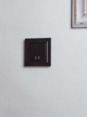 Выключатель 2-кл. СП BRITE ВС10-2-1-БрЧ 10А с индик. механизм черн. IEK BR-V20-1-10-K02