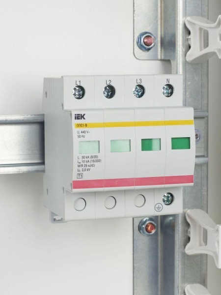 Ограничитель перенапряжения ОПС1-B 4P KARAT IEK MOP20-4-B